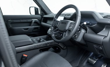 Land Rover Defender OCTA EDITION ONE 17