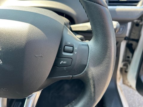 Peugeot 208 1.2 VTi Style Euro 5 3dr 22