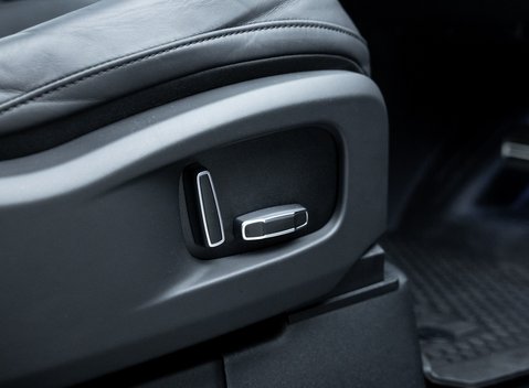 Land Rover Defender OCTA EDITION ONE 16