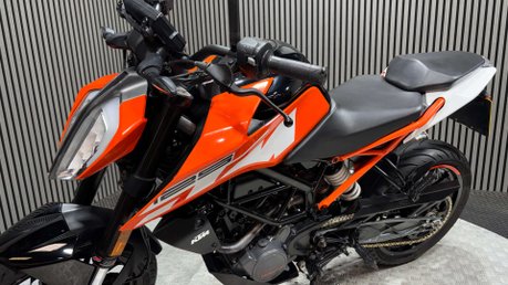 KTM Duke 2017 17K NEW MOT 125CC 15BHP NAKED BIKE 24