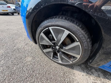 Peugeot e-208 GT PREMIUM 13