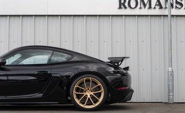 Porsche 718 Cayman GT4 28