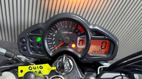 Suzuki Gladius 650 2010 ONLY 26K SV650 MOTOR MOT 08/27 SERVICED A2 650CC 30