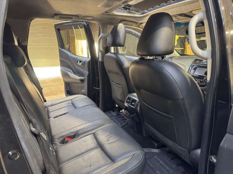 Nissan Navara 2.3 Navara Tekna dCi Auto 4WD 5dr 6