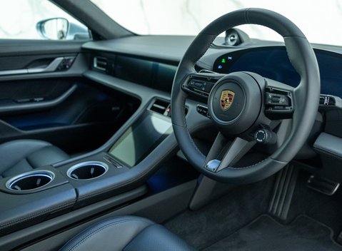 Porsche Taycan TURBO 11