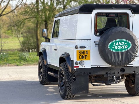 Land Rover Defender 2.2 Defender 90 Hard Top TD 4WD 5dr 10