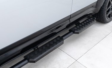 Land Rover Defender 110 D300 HSE Hard Top URBAN 27