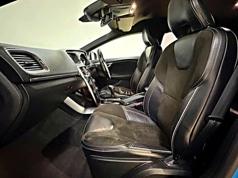 Volvo V40 R-DESIGN D3 MANUAL 18