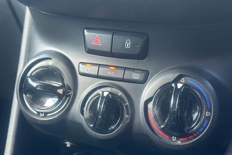 Peugeot 208 1.2 PureTech Signature Hatchback 5dr Petrol Manual Euro 6 (s/s) (82 ps) 34