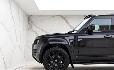 Land Rover Defender 110 SE D250 Urban 28