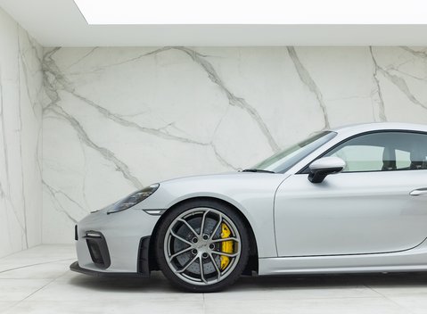 Porsche 718 Cayman GT4 24