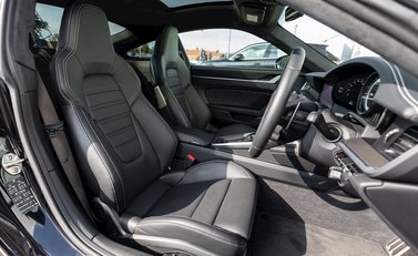 Porsche 911 (992) Turbo S 12