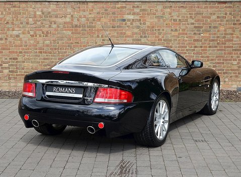 Aston Martin Vanquish S 22