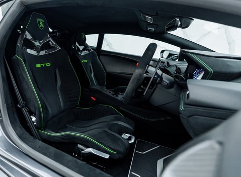 Lamborghini Huracan STO 12