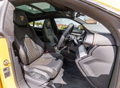 Lamborghini Urus 12