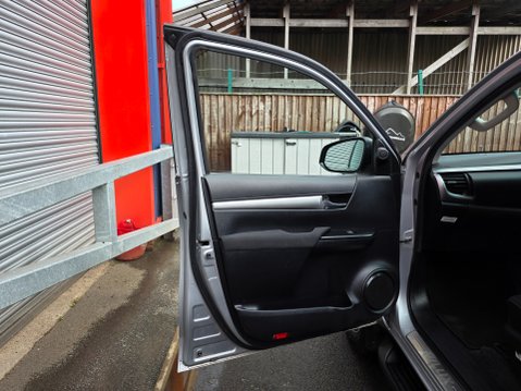 Toyota Hilux INVINCIBLE 4WD D-4D DCB AUTO 21