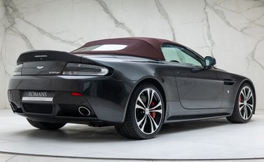 Aston Martin V12 Vantage ROADSTER 9