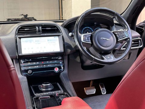 Jaguar F-Pace 3.0 F-PACE V6 S AWD D Auto 4WD 5dr 9