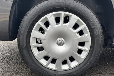 Vauxhall Combo L2H1 2300 100ps Pro Panel Van - Sat Nav / Rear Camera 34