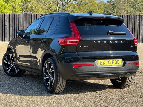 Volvo XC40 B4 R-DESIGN PRO MHEV 2