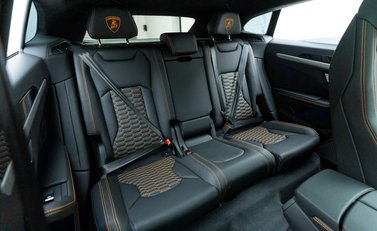 Lamborghini Urus 12