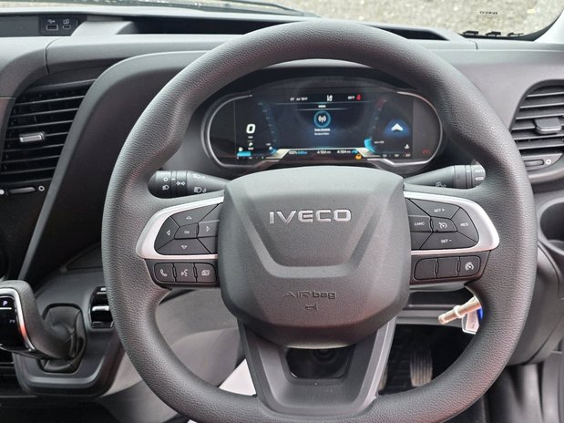 Iveco Daily 35C Hi-Matic Business Curtain / Box with column Tail-lift 4