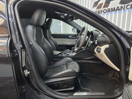Alfa Romeo Giulia 2.9 V6 Bi-Turbo Quadrifoglio Saloon 4dr Petrol Auto Euro 6 (s/s) (510 ps) 41