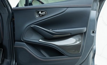 Aston Martin DBX 707 27