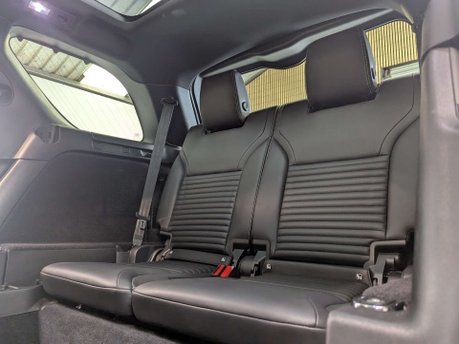 Land Rover Discovery 3.0 Discovery R-Dynamic SE D MHEV Auto 4WD 5dr 52
