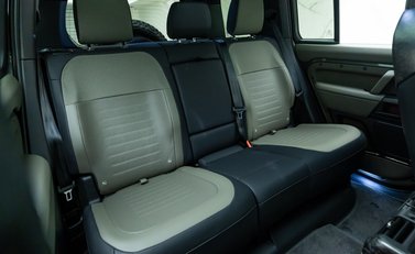 Land Rover Defender 110 OCTA EDITION ONE 19