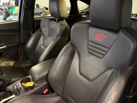 Ford Focus 2.0T EcoBoost ST-3 Euro 5 (s/s) 5dr 33