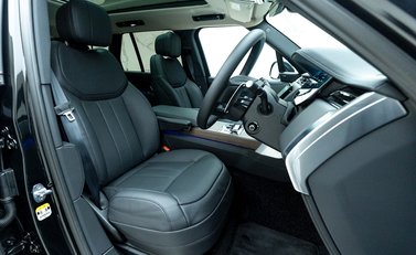 Land Rover Range Rover D300 SE 10