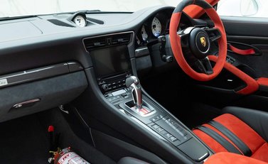 Porsche 911 GT2 RS (991) 13