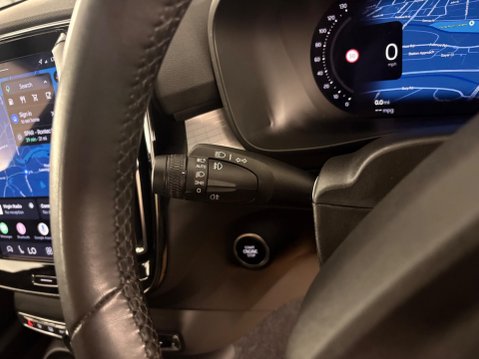 Volvo XC40 2.0 B3 MHEV Plus Dark DCT Auto Euro 6 (s/s) 5dr 28