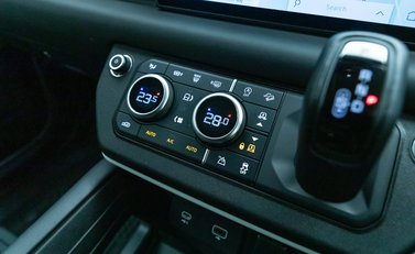 Land Rover Defender 110 D300 HSE Hard Top URBAN 17