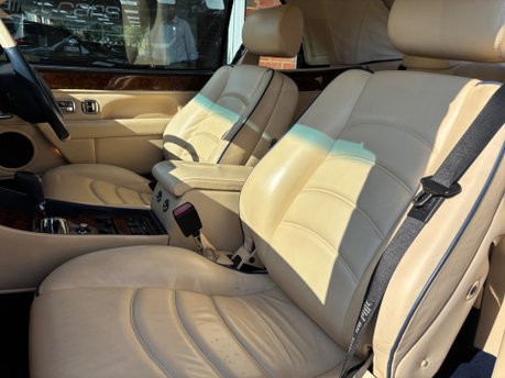 Bentley Azure 6.8 Convertible 2dr Petrol Automatic (422 g/km, 385 bhp) 11