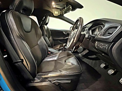 Volvo V40 R-DESIGN D3 MANUAL 17