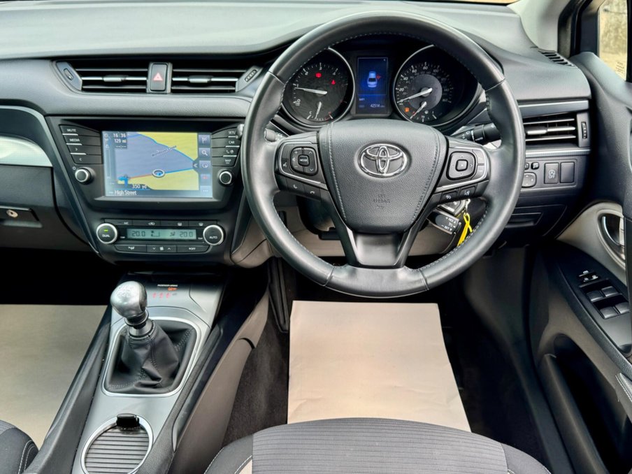 2016 Toyota Avensis — image 2
