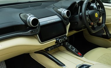 Ferrari GTC4 Lusso T 19