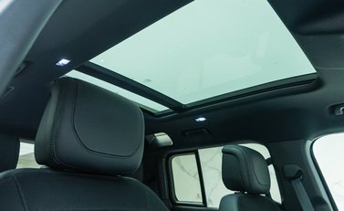 Land Rover Defender 110 V8 Bond Edition 16