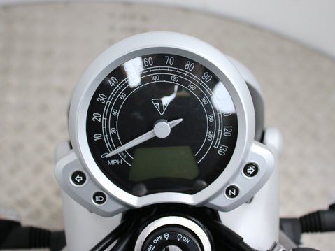 Triumph Street Twin BONNEVILLE STREET TWIN 15