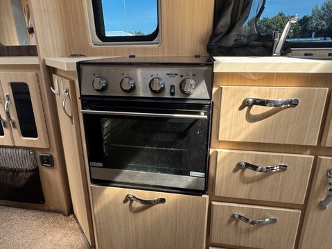 Auto-Sleepers Kingham 2 Berth|2 Belts|French Bed|Shower|Toilet|Wifi Capability|Vanlux 15