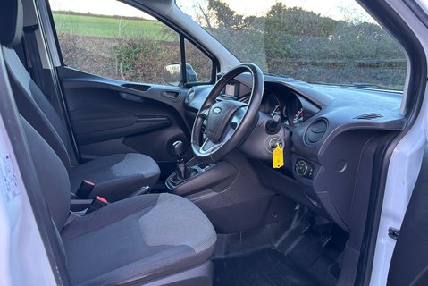 Ford Transit Courier Base Ecoboost 100 ps with Air Con / Rear Sensors 18