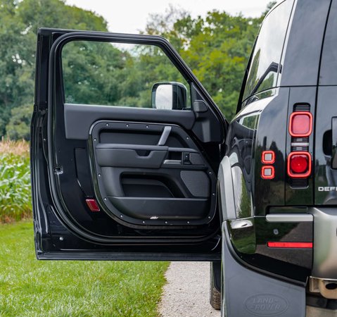 Land Rover Defender D300 X-Dynamic HSE Hard Top 1