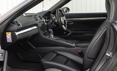 Porsche 718 Boxster S 15