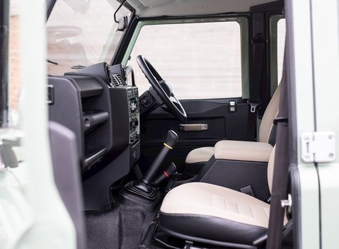 Land Rover Defender 110 Heritage Station Wagon 17