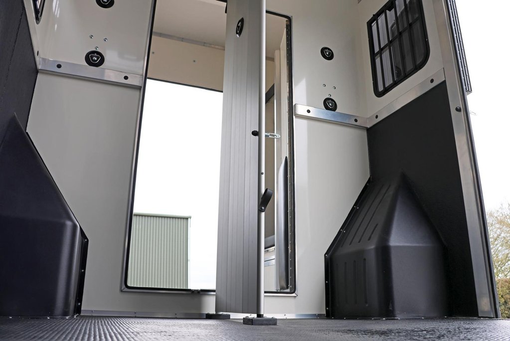 Renault Master BRAND NEW 3.5 TON STALLION BUILD EXTREME HEAVY DUTY HORSEBOX FROM SEEKER  20