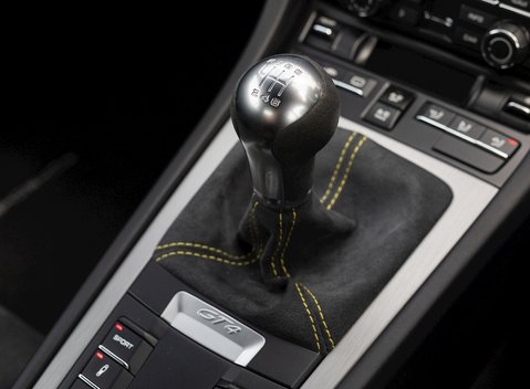 Porsche Cayman GT4 (718) 19