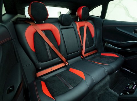 Aston Martin DBX 707 12