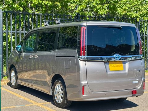 Toyota Noah Hybrid 1.8 31